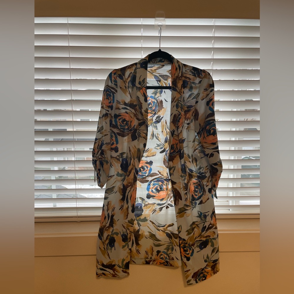 Laura size small/4. Beautiful floral flowy blazer, great for spring!